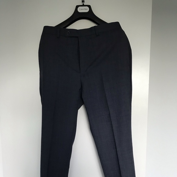 CK slim fit suit. Size 40 R, pants 34 waist - Picture 3 of 3